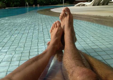 Em sua mansão, Xuxa curte piscina com o namorado